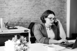 Frau am Arbeitsplatz vor Computer